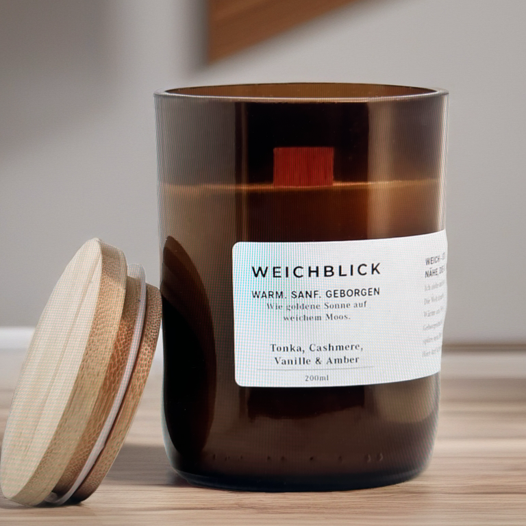 WEICHBLICK 200ml Duftkerze mit Tonka, Cashmere, Vanille und Amber in braunem Glas mit Holzdeckel