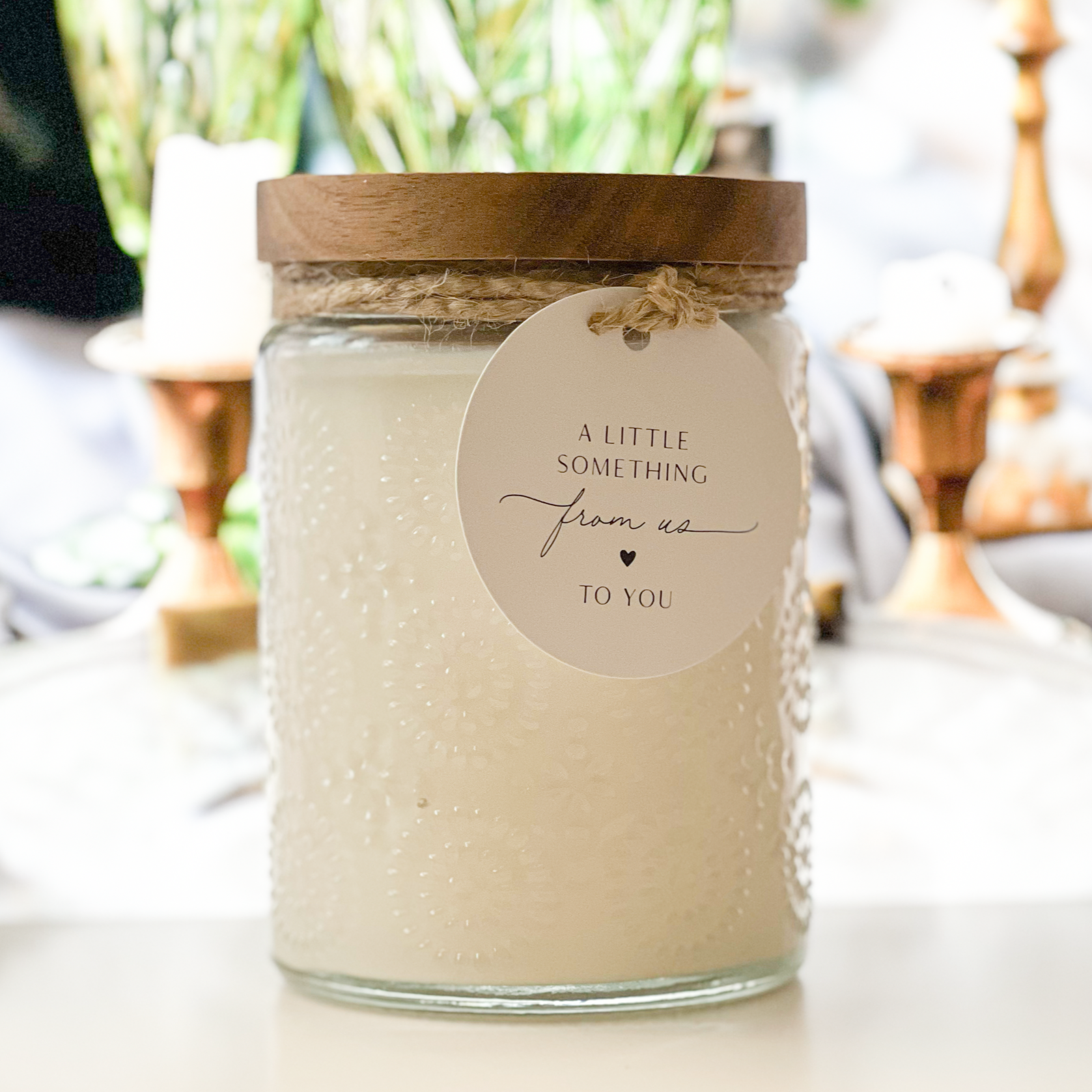 Duftkerze Ms. Vinti Glow in vintage glass jar with wooden lid and cotton wick, 700g soy wax candle with nostalgic floral scent, long burn time.