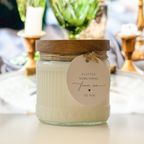 Duftkerze Ms. Vinti Timeless Glow 500g in vintage glass jar with wooden lid and cotton wick, eco-friendly soy wax candle for warm, nostalgic home ambiance.
