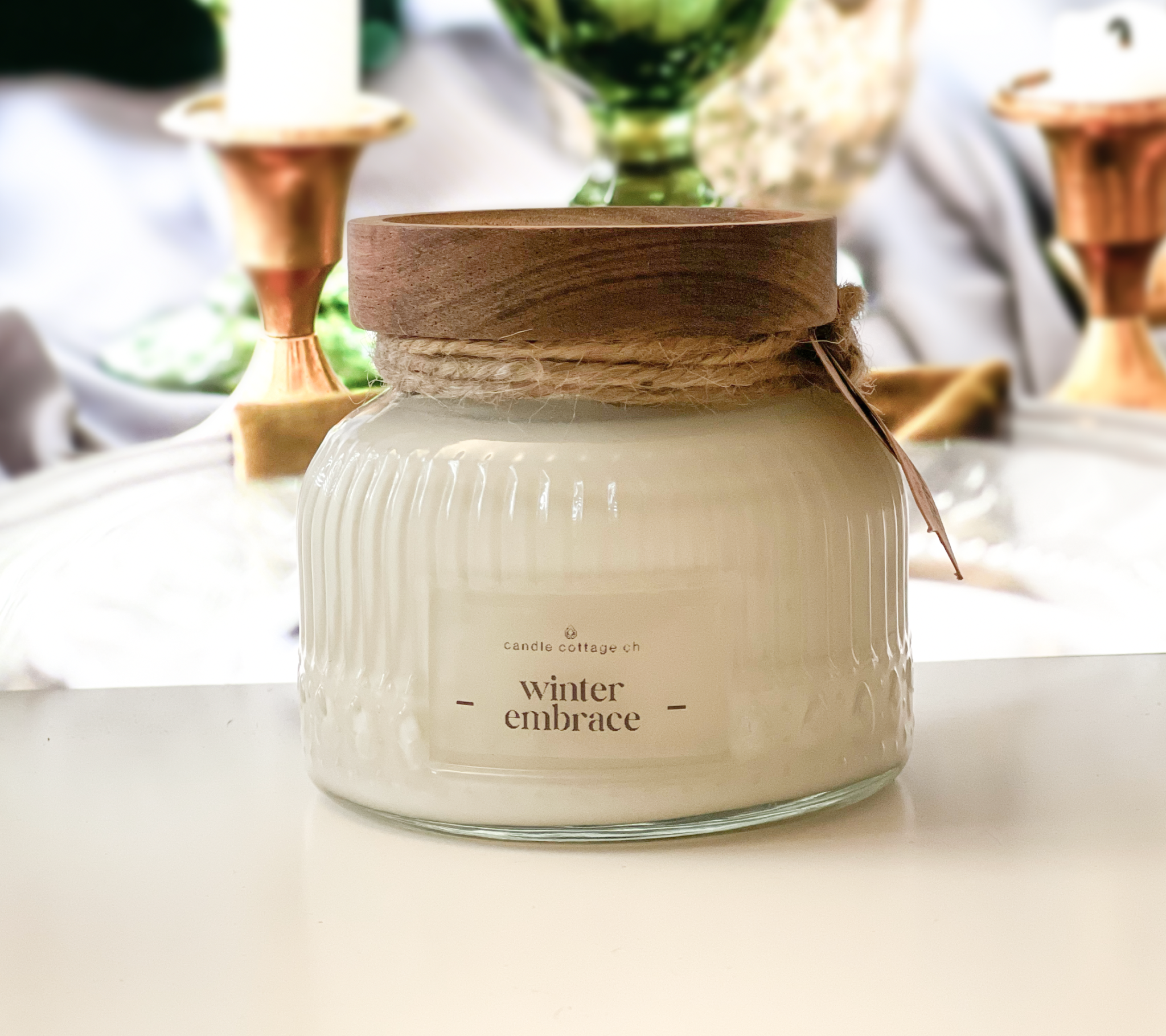 Duftkerze Ms. Vinti Pure Elegance 250g in vintage glass jar with wooden lid for long-lasting natural soy wax scent.