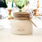 Duftkerze Ms. Vinti Charm Petite 250g in vintage glass jar with wooden lid and amber pure blackberry rose scent.