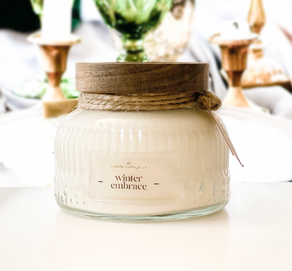 Duftkerze Ms. Vinti Aura 350g in vintage glass jar with wooden lid and cotton wick, long-lasting soy wax candle creating warm nostalgic ambiance.