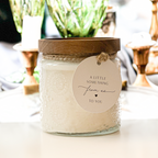 Vintage glass candle jar with wooden lid and a tag, Duftkerze Ms. Vinti Shimmer 500g, natural soy wax candle with nostalgic charm.