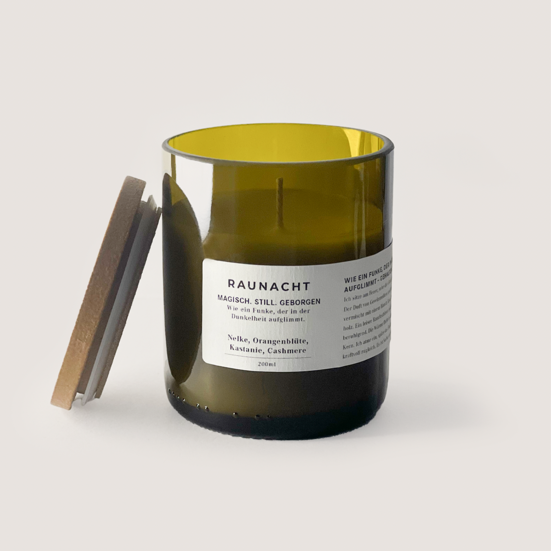 Duftkerze RAUNACHT 300ml mit Nelken-, Orangenblüte- und Cashmere-Aroma in grünem Glas mit Holzdeckel