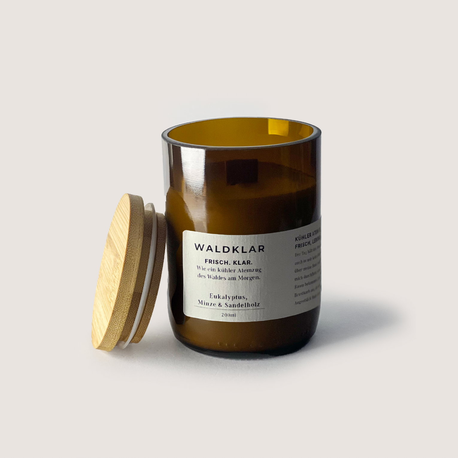 Braune Duftkerze WALDKLAR 200ml mit Deckel aus Holz, Duftnoten Eukalyptus, Minze und Sandelholz, frischer Waldduft.