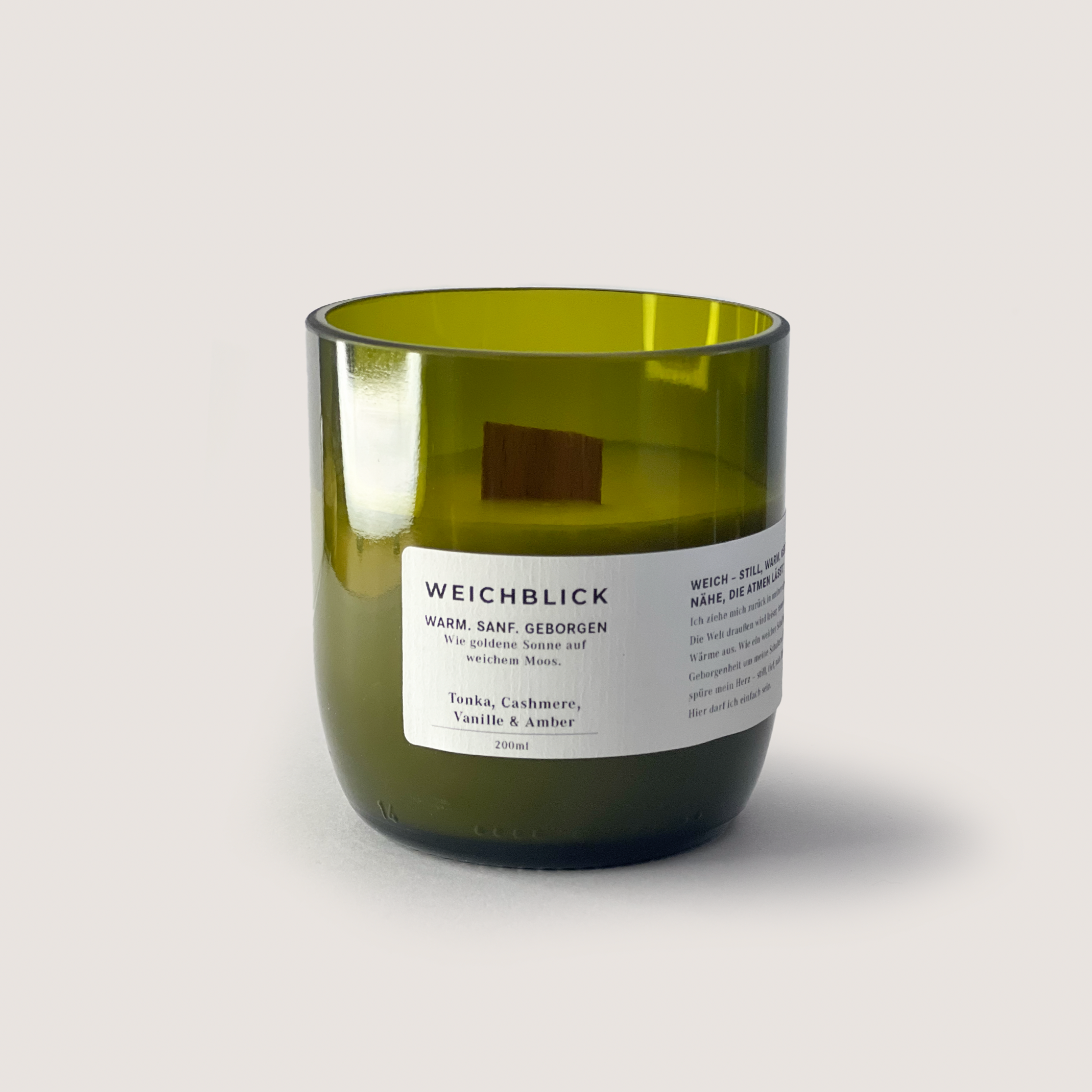 WEICHBLICK 250ml Duftkerze mit Tonka, Cashmere, Vanille und Amber, warm und geborgen in grünem Glas