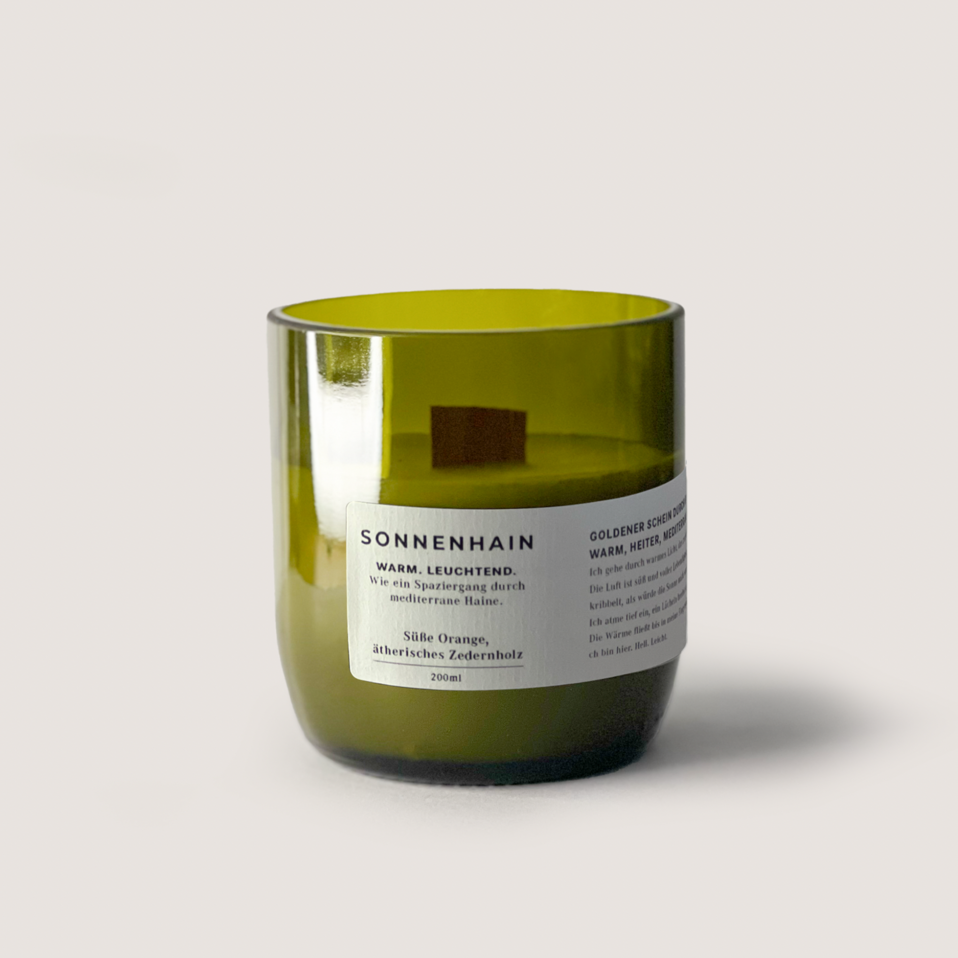 Grüne Duftkerze SONNENHAIN 250ml mit süßer Orange und ätherischem Zedernholz, warm und mediterran.