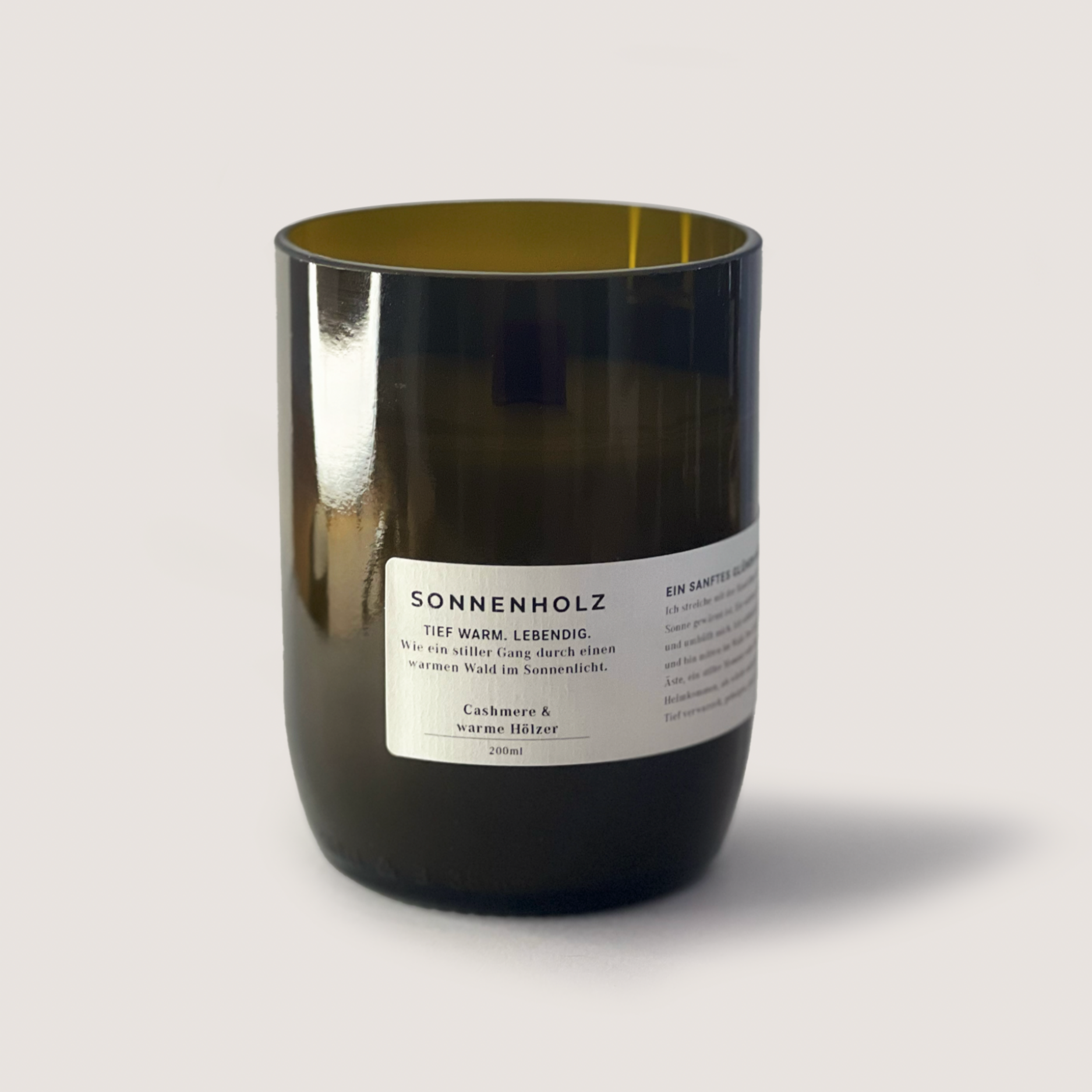 SONNENHOLZ 250ml candle with cashmere and warm wood scent in a dark glass container