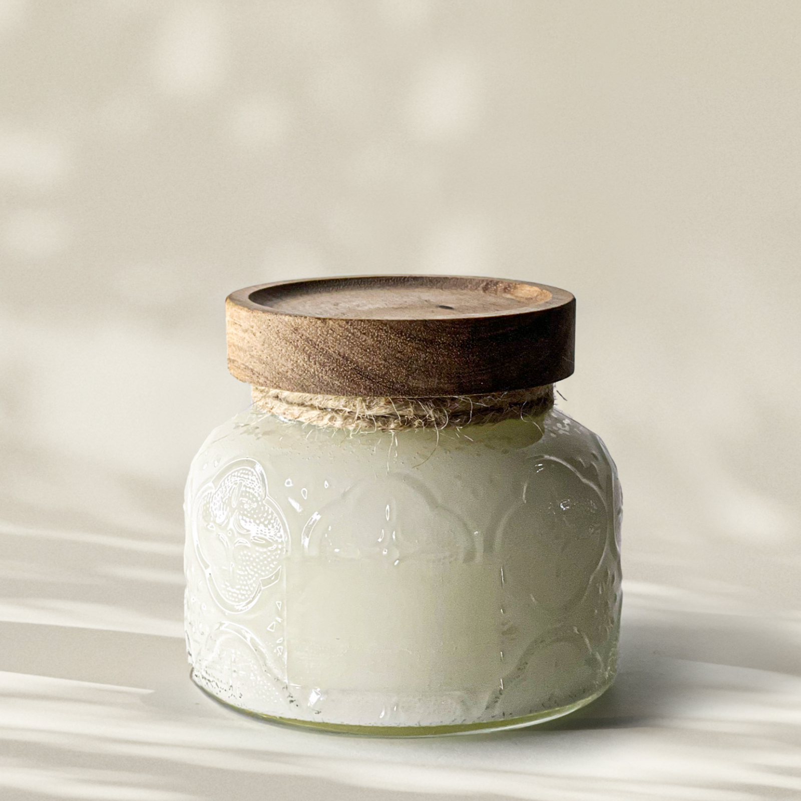 Duftkerze Ms. Vinti Charm aus Sojawachs im Vintage-Glas mit Holzdeckel, 250g, 40-50 Std. Brenndauer.