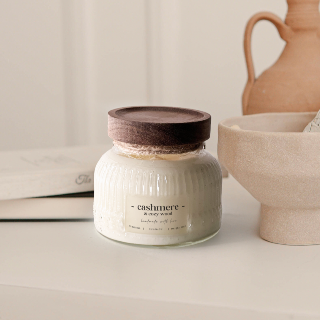 Duftkerze Ms. Vinti Aura im Vintage-Glas mit Sojawachs und Baumwoll-Docht, 350g, elegant und nachhaltig.