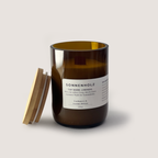 SONNENHOLZ 200ml Duftkerze mit Cashmere- und warmen Holznoten in braunem Glas mit Holzdeckel, warm und lebendig