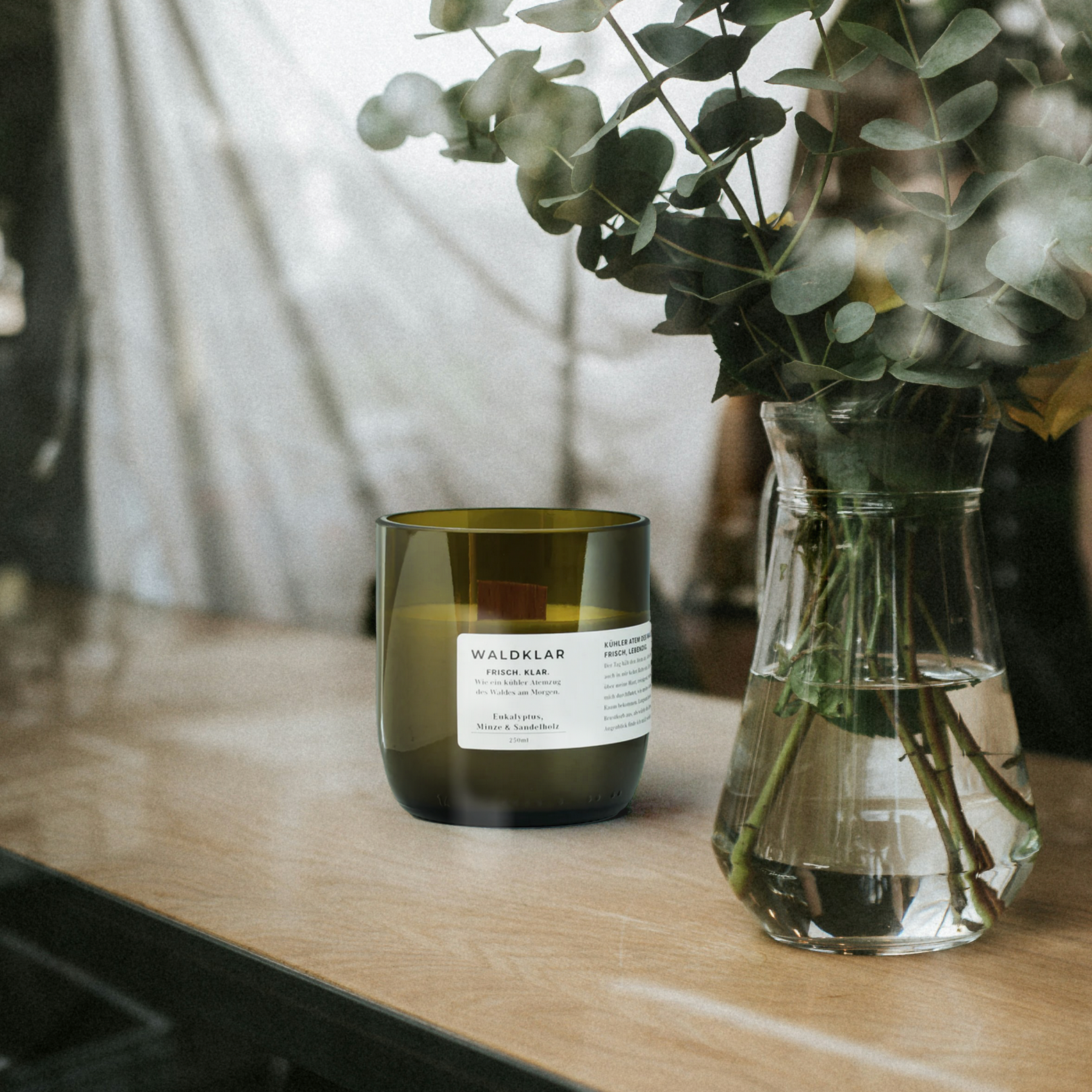 WALDKLAR Duftkerze 250ml aus Sojawachs mit Eukalyptus, Minze und Sandelholz, handgegossen in Schweiz, vegan und nachhaltig