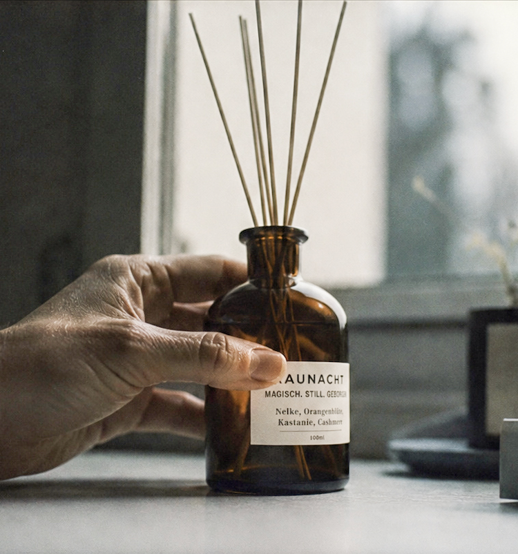 Raunacht Diffuser mit Holzstäbchen und Duftnoten von Nelke, Orangenblüte, Kastanie und Cashmere in edlem Design