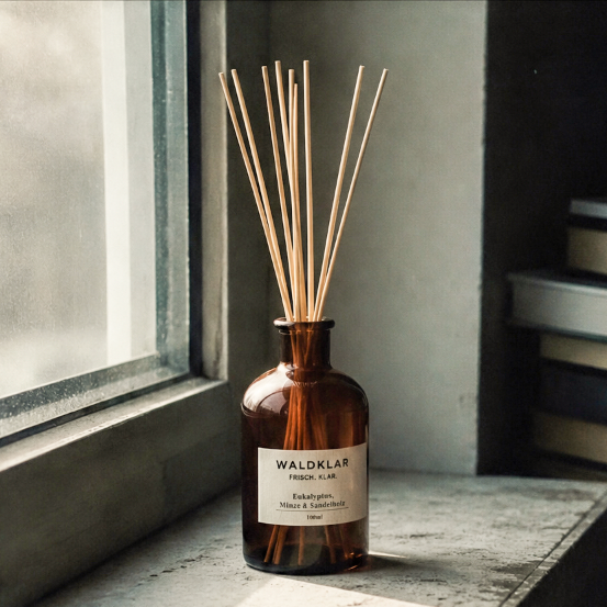OUUJA WALDKLAR Diffuser mit Duftstäbchen in einer Apothecary-Flasche aus Braunglas – 120 ml