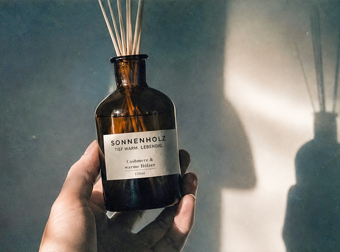 SONNENHOLZ Diffuser mit Cashmere-Duft und braunen Bambusstäbchen aus warmem Holz
