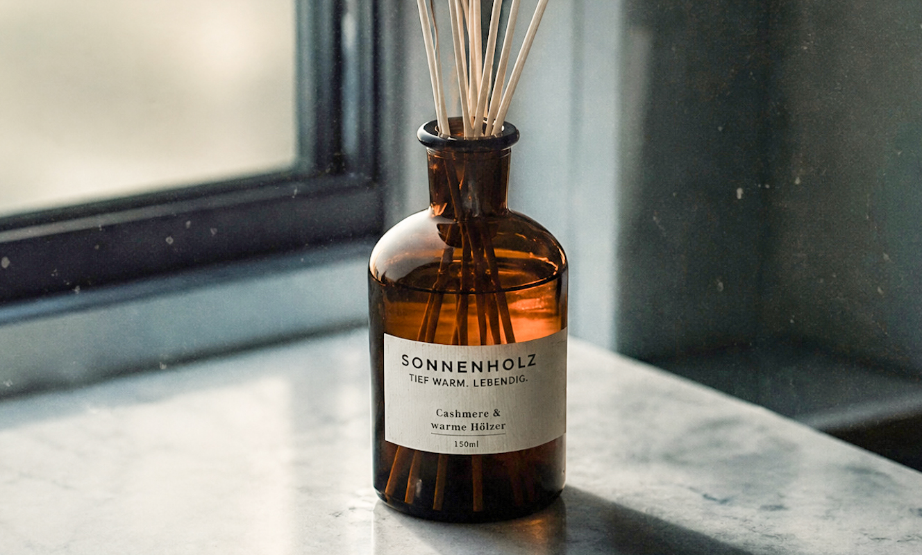SONNENHOLZ Diffuser mit braunen Bambusstäbchen und Duft von Cashmere und warmen Hölzern