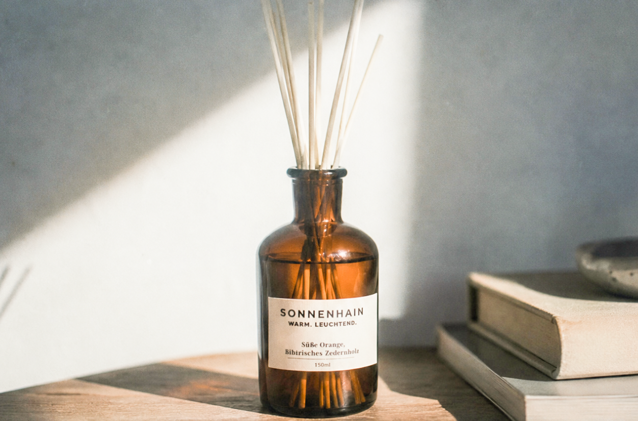 SONNENHAIN Diffuser mit Holzstäbchen und warmem, mediterranem Duft von süßer Orange und Zedernholz