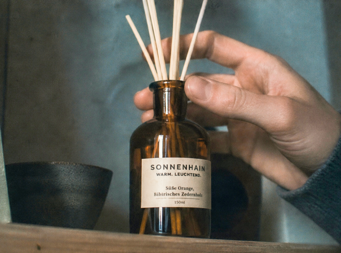 SONNENHAIN Diffuser mit Holzstäbchen und warmem, mediterranem Duft von süßer Orange und Zedernholz