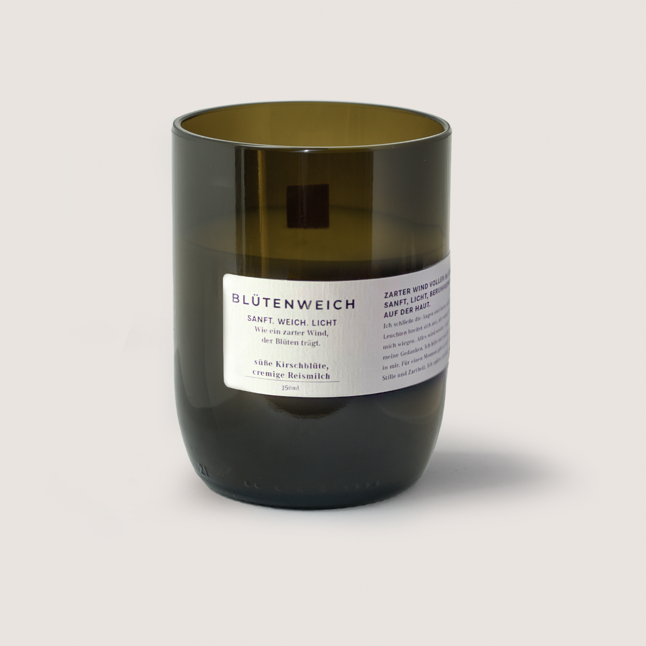 BLÜTENWEICH 350ml Duftkerze mit süßer Kirschblüte und cremiger Reismilch in dunkelgrünem Glas
