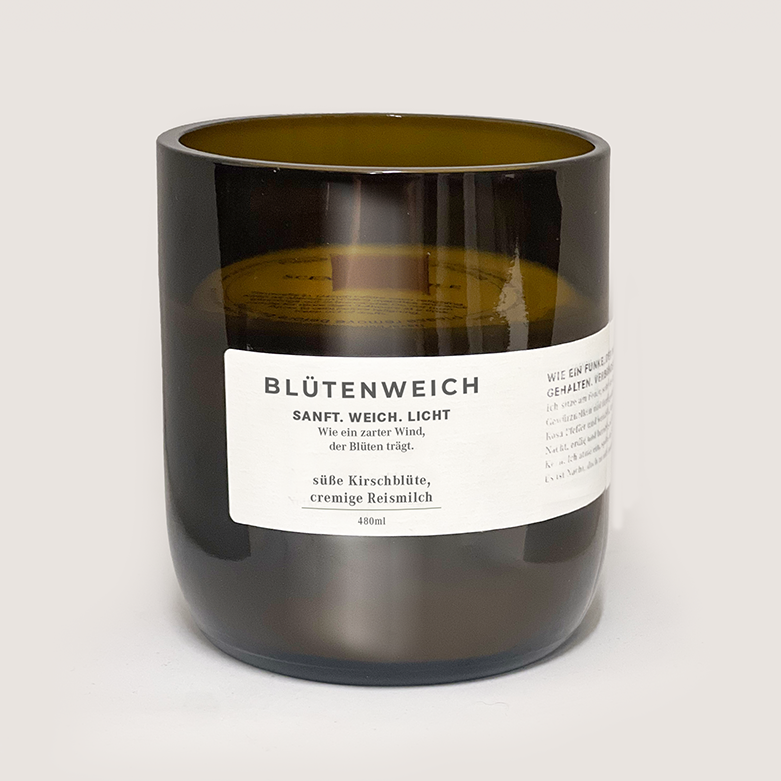 BLÜTENWEICH Kerze 480ml mit sanftem Blütenduft aus Kirschblüte und Reismilch, veganes Sojawachs, handgegossen in Schweizer Upcycling-Glas, langanhaltend, sanft, weich, licht
