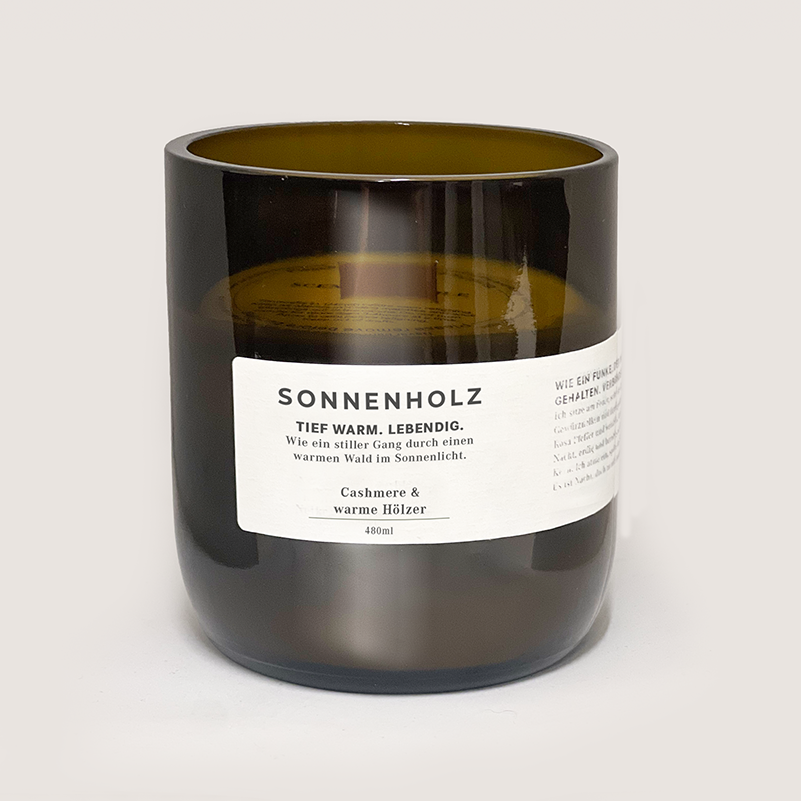 SONNENHOLZ 480ml vegane Sojawachskerze mit Cashmere- und Holzduft, handgegossen in der Schweiz, nachhaltiges Upcycling-Glas, lange Brenndauer