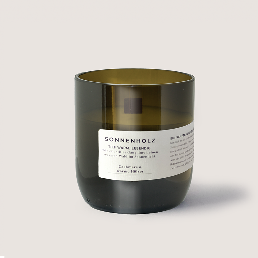 SONNENHOLZ 250ml vegane Sojawachskerze mit Cashmere- und warmem Holzduft in upgecyceltem Glas, handgegossen in der Schweiz