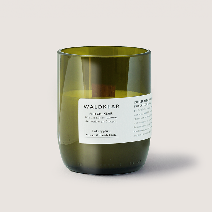 WALDKLAR 350ml Sojawachskerze mit frischem Eukalyptus-, Minz- und warmem Sandelholzduft in recyceltem Glas