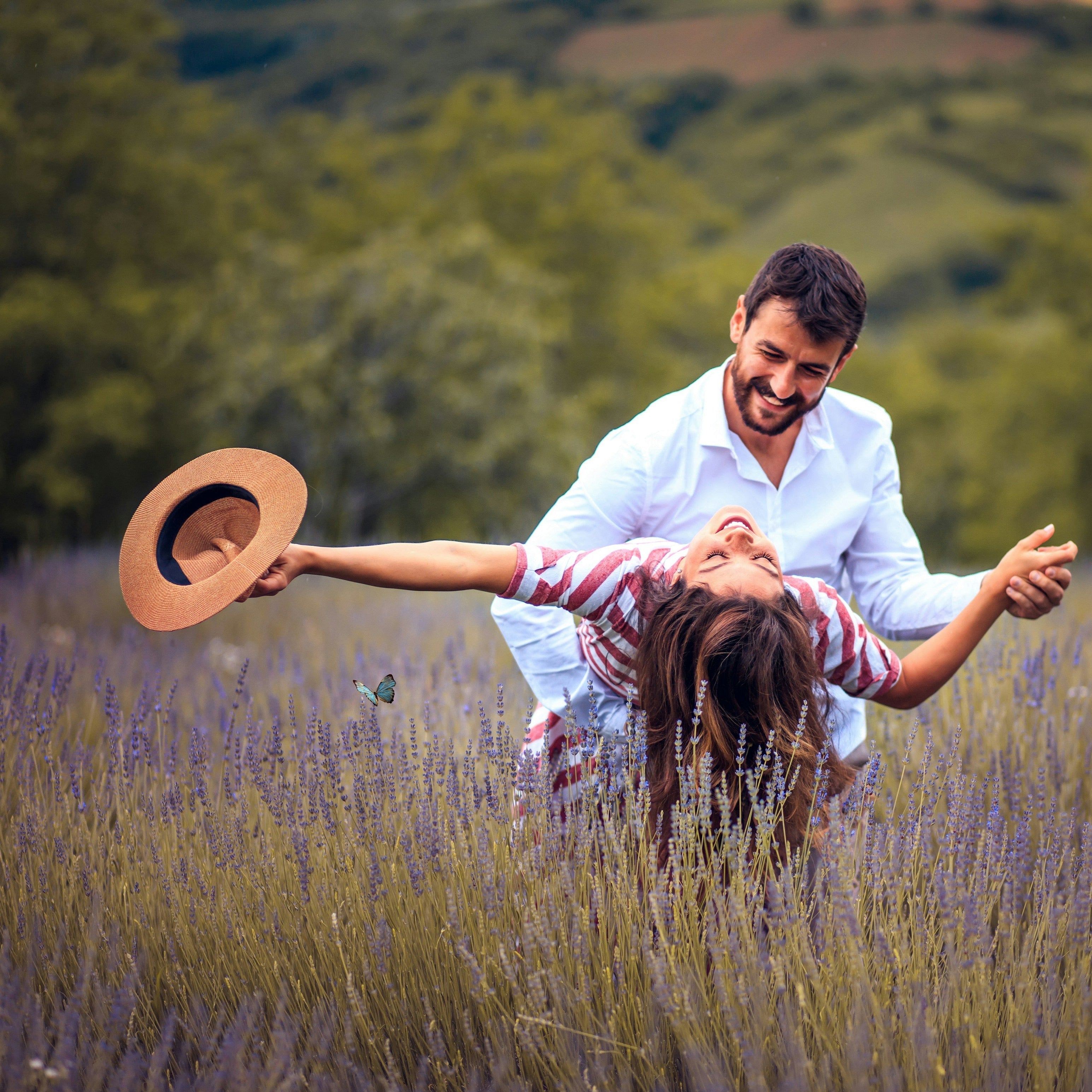 Glückliches Paar in Lavendelfeld mit Sonnenhut, warme Naturstimmung, SONNENHOLZ 200ml Duft inspiriert von Cashmere und warmen Hölzern