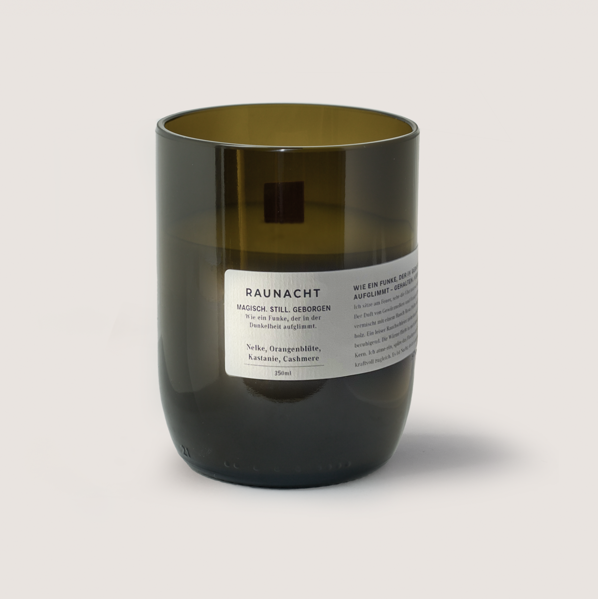 Raunacht 350ml Duftkerze mit Nelke, Orangenblüte, Kastanie und Cashmere